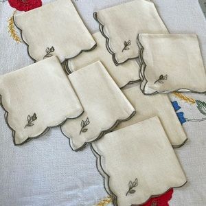 Set of 8 vintage linen dinner napkins with scalloped edging, floral embroidery